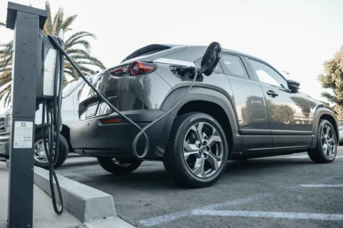 Auto elettrica L’adozione di auto elettriche a prezzi accessibili rappresenta un’opportunità unica per rilanciare il mercato automobilistico italiano