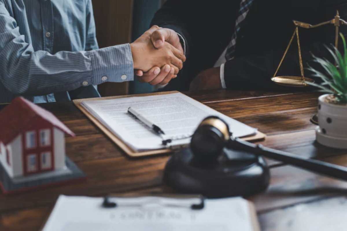 La Cassazione ha quindi stabilito che, qualora risulti dimostrato che il cliente, se correttamente informato, non avrebbe conferito l’incarico professionale,
