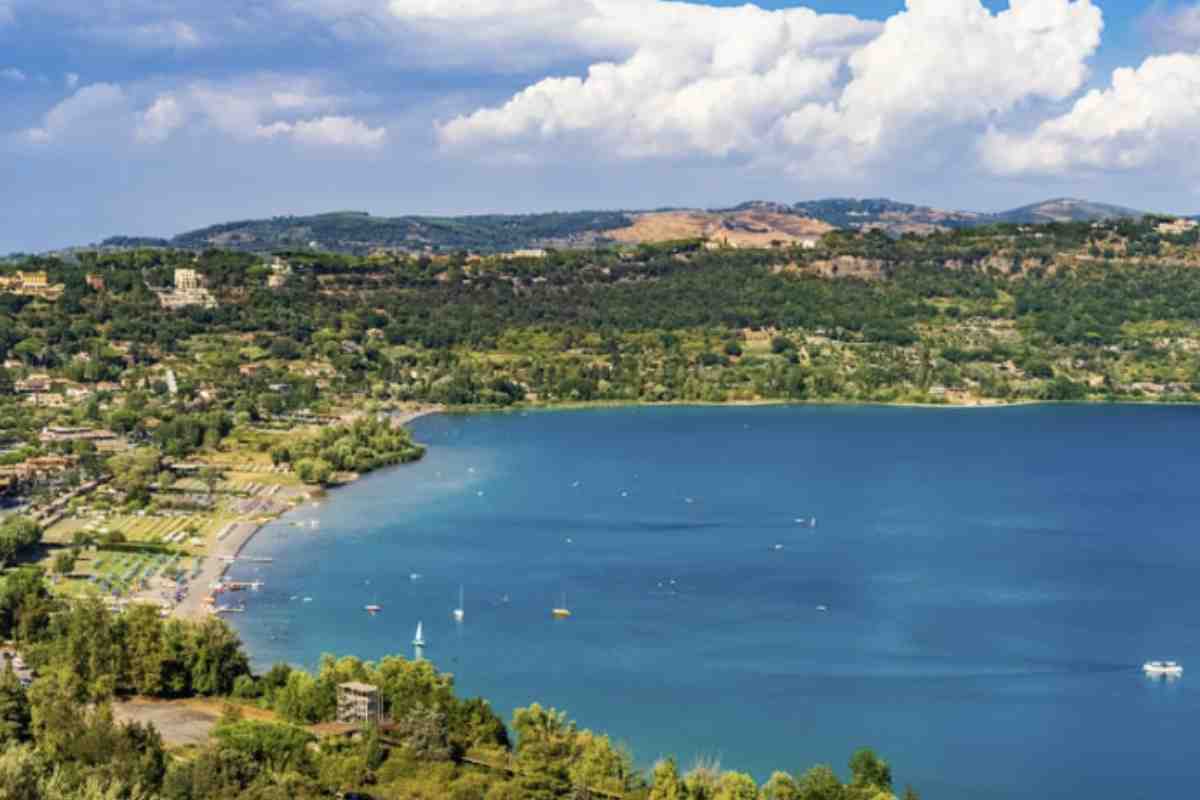 Tra i comuni più suggestivi della provincia romana, Castel Gandolfo si distingue per la sua posizione panoramica sul Lago di Albano