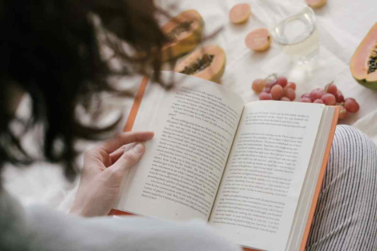 Donna libro Una delle strategie più efficaci per rilassarsi e prepararsi al riposo è riservare del tempo alla lettura serale.