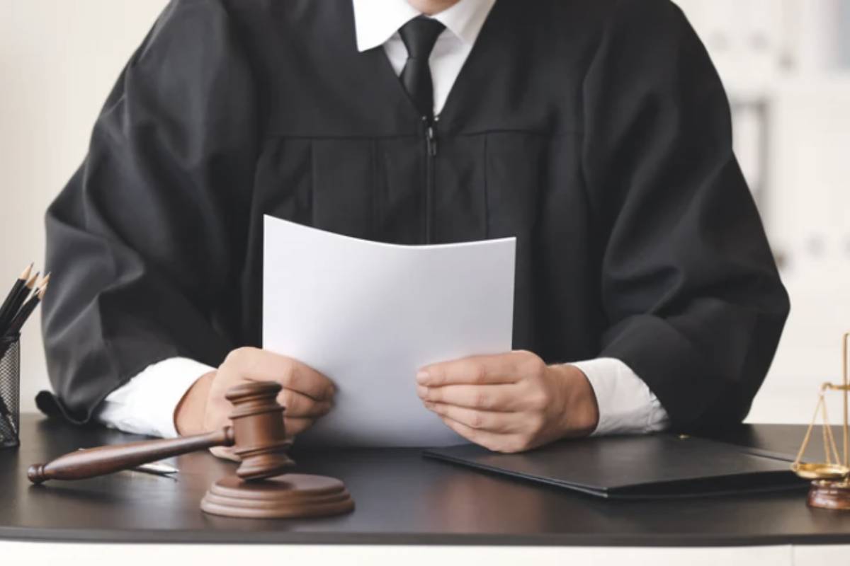 Il provvedimento della sospensione per un anno ha dunque una duplice funzione: da un lato, rappresenta una sanzione per il professionista