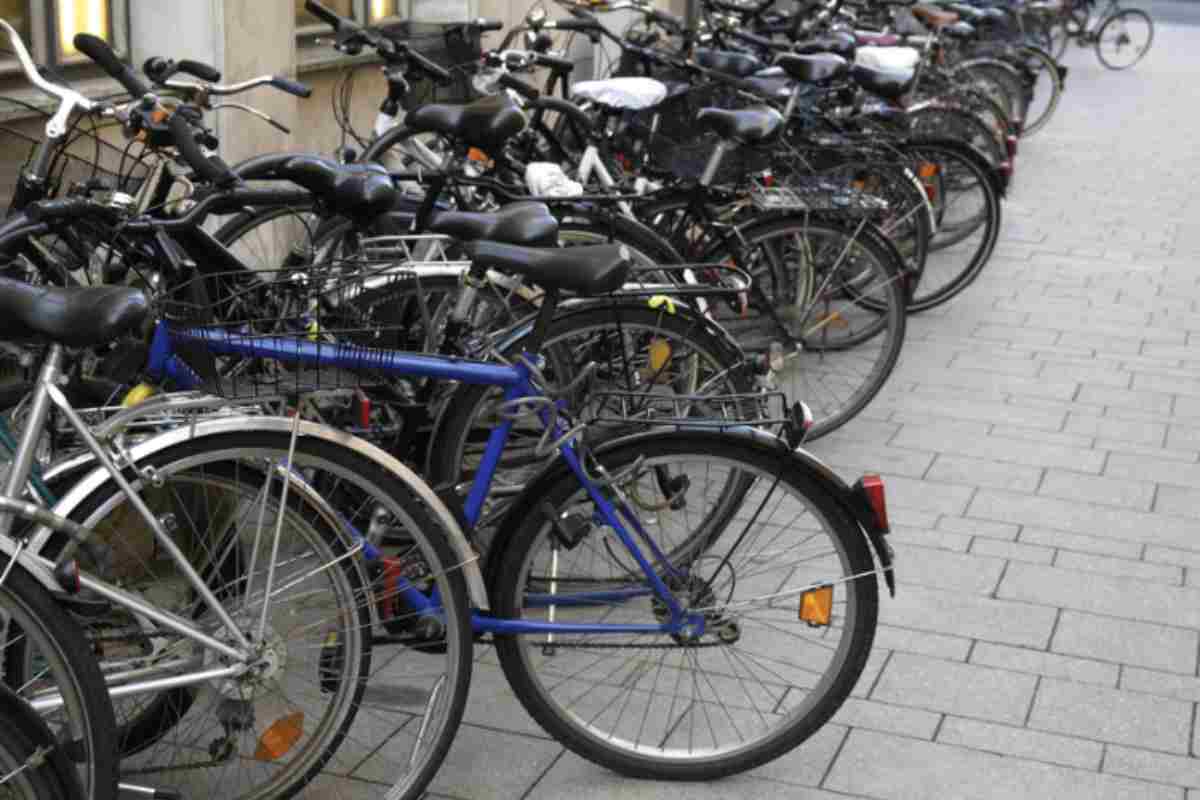 Donna parcheggio bici La controversia nasce da un ricorso presentato dalla Federazione Italiana Ambiente e Bicicletta (Fiab) di Cagliari