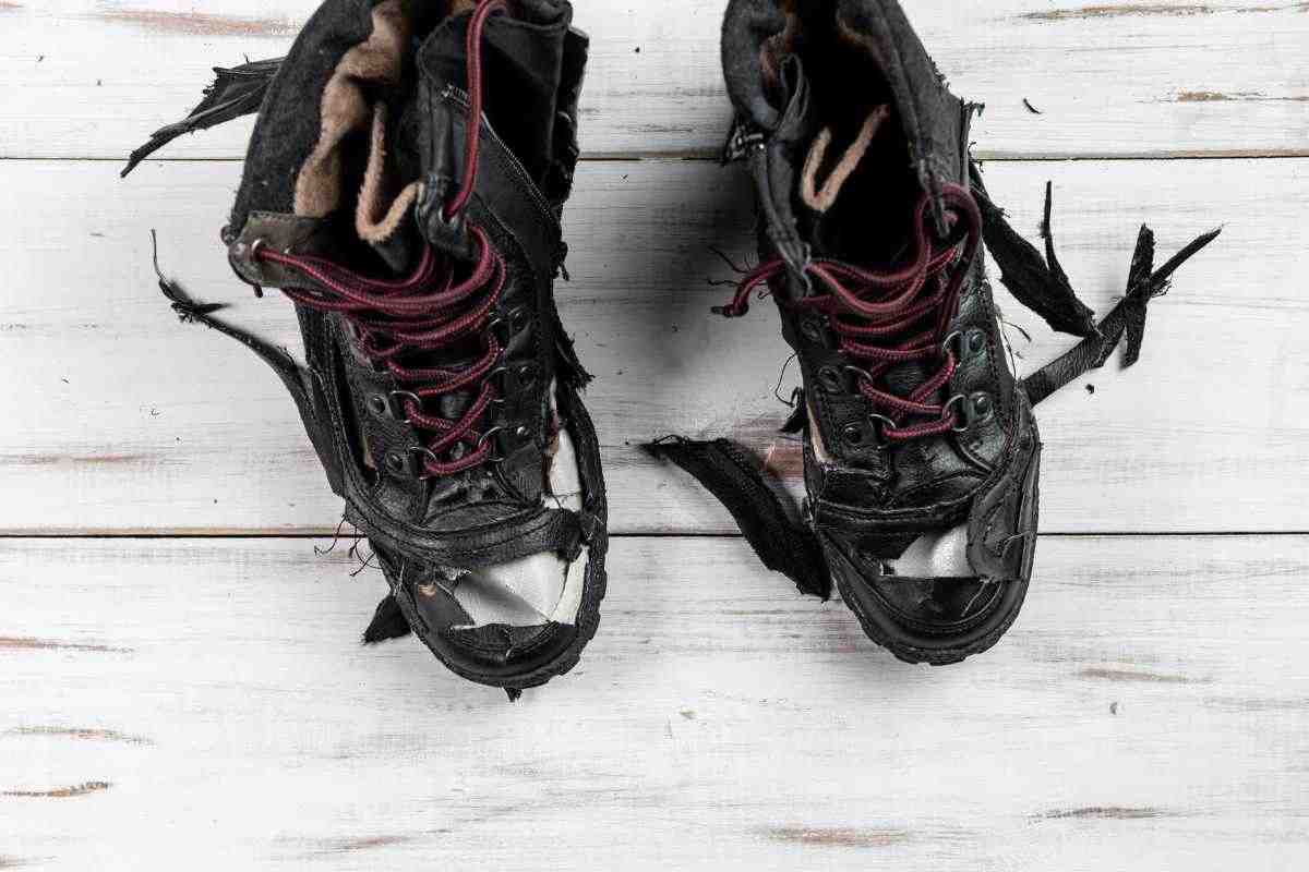 Maestra gesto scarpe rotte