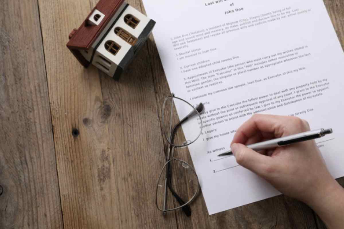 Secondo l’ordinamento italiano, in particolare l’articolo 591 del Codice Civile, la capacità di fare testamento è presunta