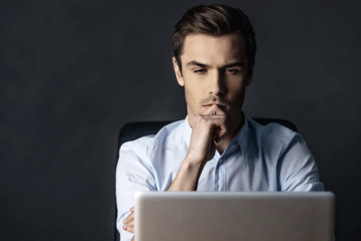 Donna concentrazione Il concetto di focus mentale non è semplicemente la capacità di evitare distrazioni, ma un processo profondo di gestione consapevole delle attenzioni