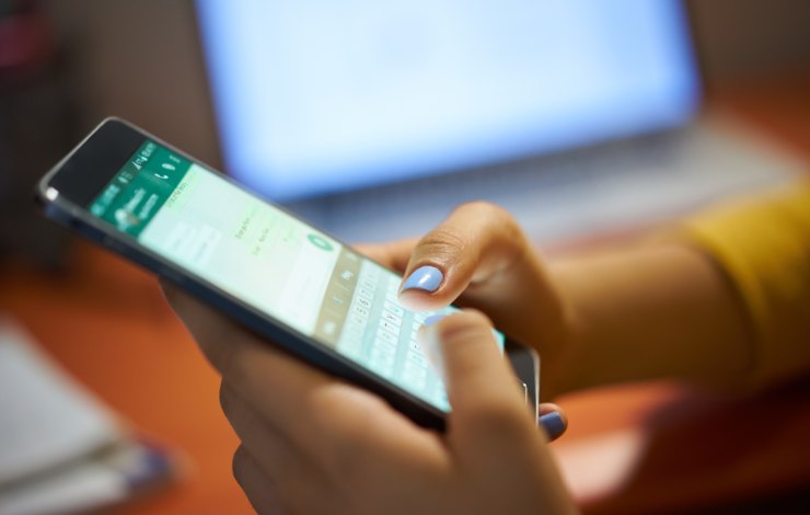 gruppo whatsapp truffa smartphone whatsapp in mano