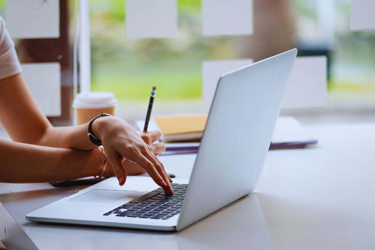 mani computer come tutelare la privacy su linkedin