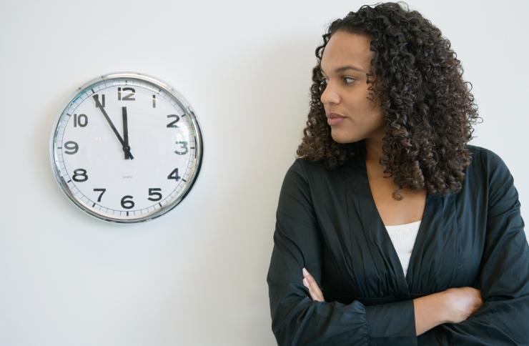 ragazza guarda orologio muro