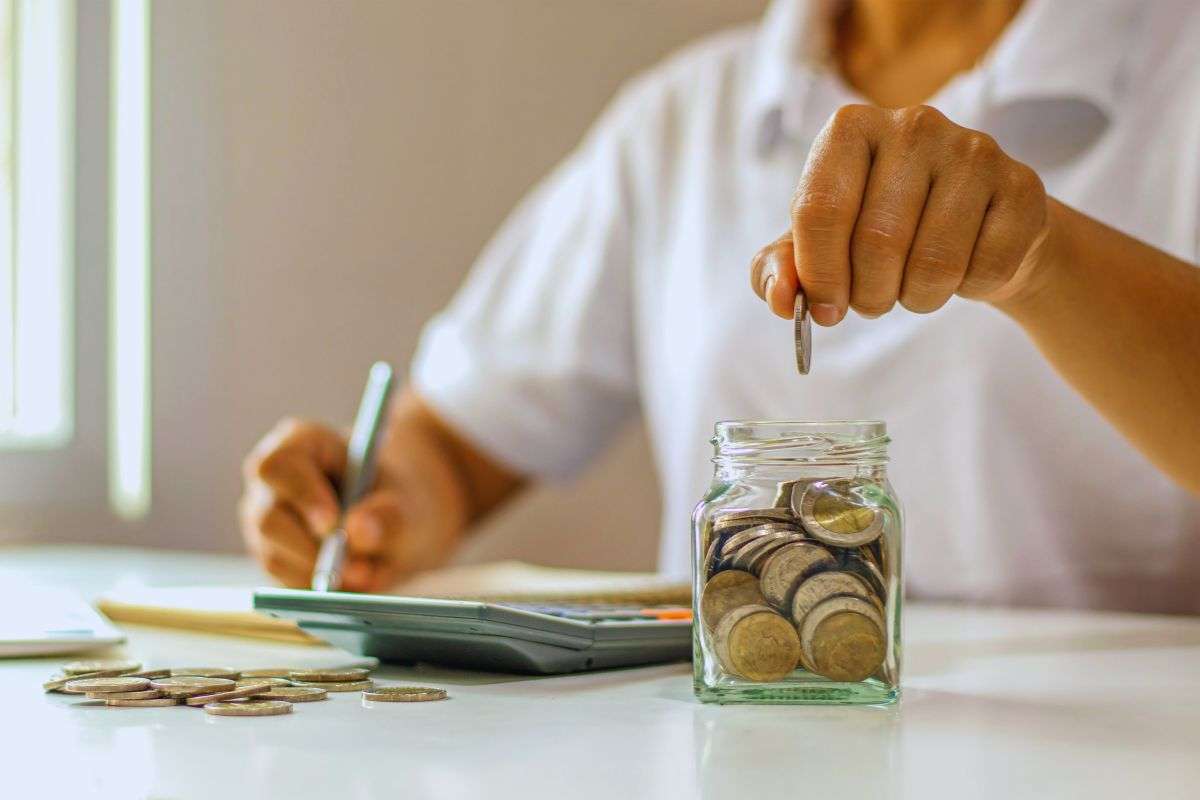 uomo calcoli risparmio come risparmiare con il sistema svedese