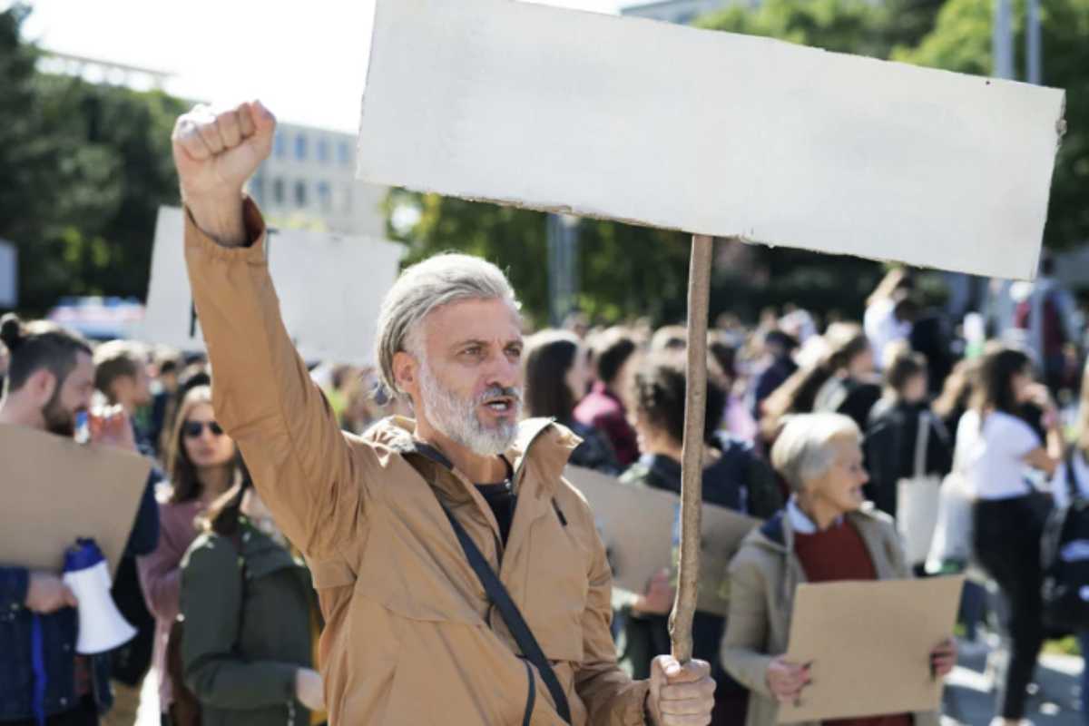 È importante sottolineare che nel settore privato non è richiesto un preavviso al datore di lavoro, se non nei casi specifici dei servizi pubblici essenziali