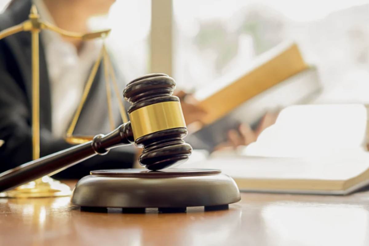 Persone che litigano Nell’attuale quadro normativo italiano, definito principalmente dall’articolo 612 del Codice Penale, è fondamentale comprendere quando