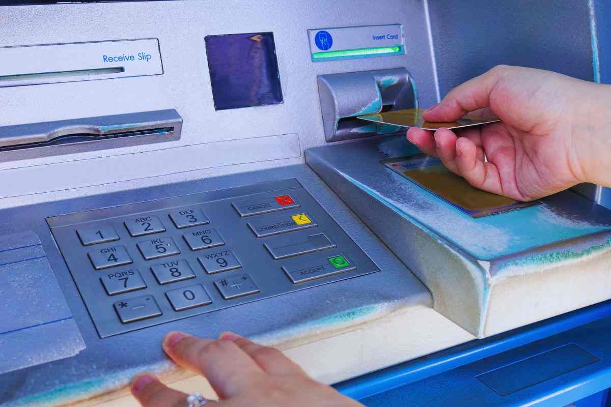 bancomat mano carta il bancomat e la restituzione della carta