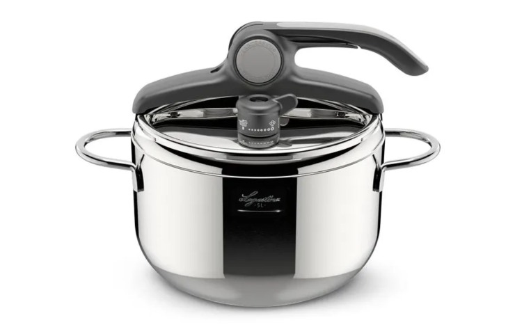 eurospin offerta pentola casa logo eurospin supermercato donna indica