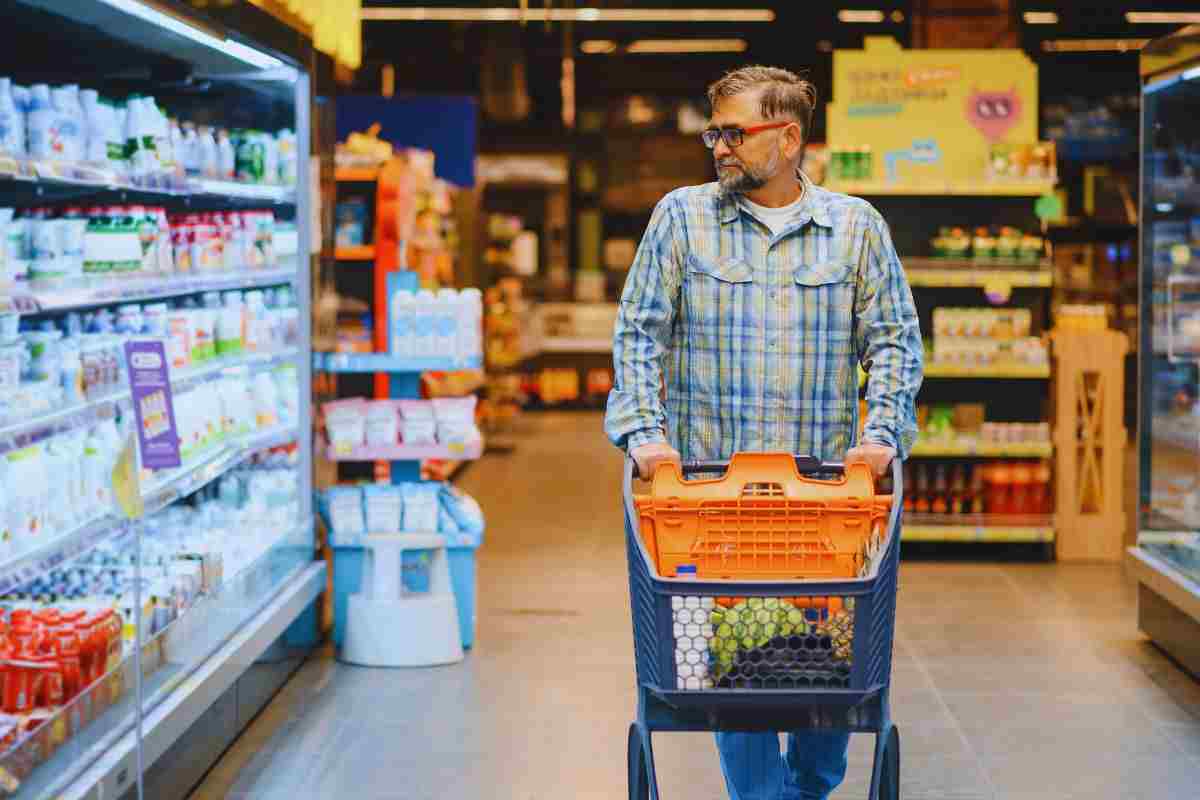 uomo spesa supermercato l'aumento dei prezzi alimentari